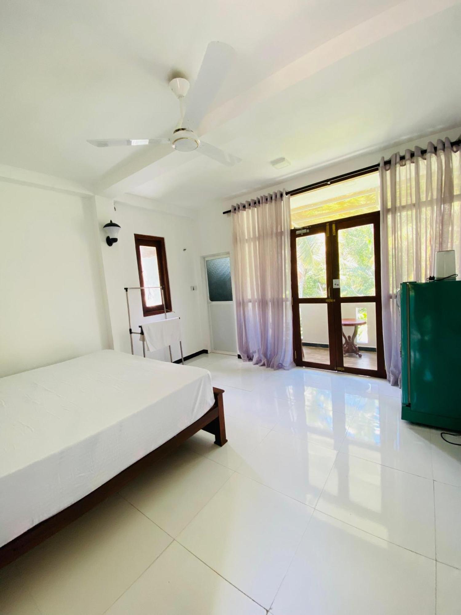 Navora Hotel Hikkaduwa Room photo